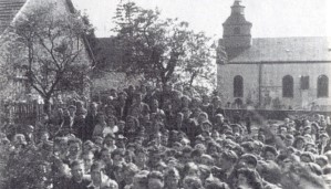 Theaterfreunde Barweiler - Theaterpublikum auf der Kirchwiese im Jahr 1948